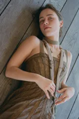 Vestido corto de escote recto y tirantes anchos, confeccionado en tejido combinado con aplicaciones de encaje a tono y detalle de godets en la falda. Cuenta con cierre lateral oculto.