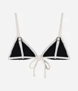 Top de bikini triangular negro con bies contrastante en color blanco y tirantes finos ajustables.