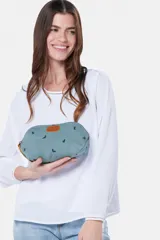 Estuche necessaire de lona tipo canvas color celeste con estampado de perros salchicha en azul marino. Tiene cierre superior con cremallera y parche de cuero con logo de la marca.