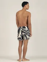 Short de baño negro con estampado abstracto en blanco y cintura elastizada.