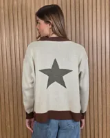 Cardigan de punto color marrón con detalles en tono arena en los bordes de la botonera, cuello en V, dobladillo y puños. Cuenta con cierre frontal de botones.