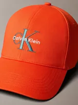 Gorra Calvin Klein Jeans con visera curva, cierre ajustable en la parte posterior y logotipo de la marca bordado en el frente.