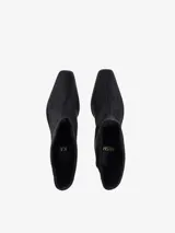 Botas estilo texana de caña media, confeccionadas en pelo color negro, con punta cuadrada y taco de madera.