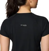 Remera deportiva de manga corta Columbia, confeccionada en tejido técnico con tecnología de enfriamiento y absorción de humedad. Presenta cuello redondo, corte ergonómico y logo de la marca estampado en el pecho.