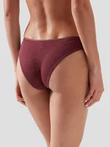 Bikini de encaje color borgoña, con cintura de talle medio y cobertura trasera moderada.