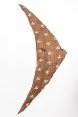 Bandana marrón con delicados bordados blancos y bordes con terminación de encaje.