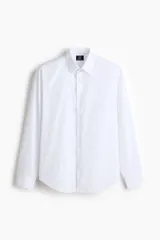 Camisa blanca de manga larga con tratamiento de fácil planchado, cuello inglés y corte regular fit.