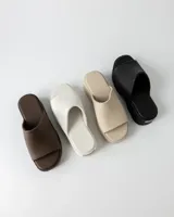 Suecos de goma color negro, con plataforma de 4,5 cm.