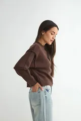 Cardigan de punto color marrón chocolate, con cuello redondo, cierre frontal de botones y diseño de costuras verticales visibles. Presenta puños y ruedo acanalados.