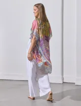 Kimono de poliéster con estampado patchwork en tonos amarillo, rosa, violeta, naranja y azul. Presenta motivos florales y geométricos.