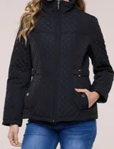 Campera matelaseada de color negro con diseño de rombos, cuello alto, cierre frontal completo y bolsillos laterales. Cuenta con presillas ajustables con hebilla metálica en la cintura.