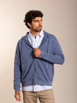 Canguro azul con capucha y cierre frontal, de corte clásico y confeccionado en algodón.