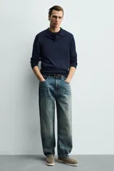 Mocasines casuales para hombre, fabricados en piel con acabado en serraje color marrón, de corte liso con detalle de bordón y suela blanca a contraste.