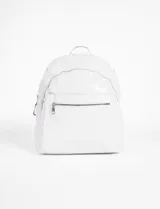 Mochila negra de cuero sintético con bolsillo frontal con cierre plateado y tiracierres azul.