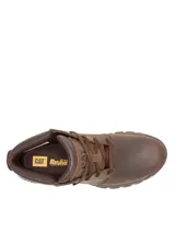 Bota de caña media Caterpillar, confeccionada en cuero color marrón oscuro. Presenta cierre con cordones, suela de goma dentada para mayor tracción y logo de la marca grabado en el lateral y en la puntera.