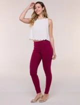 Pantalón jegging de tiro medio en tejido de denim azul, con calce ajustado skinny, cintura elastizada y bolsillos traseros funcionales.