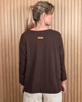 Remerón manga larga de algodón color marrón oscuro, con escote redondo y diseño holgado.