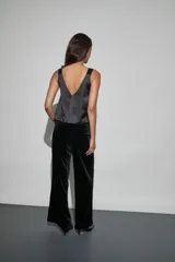Pantalon de vestir negro de corte recto y tiro alto, confeccionado en tela de terciopelo con acabado brillante.