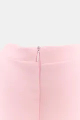 Vestido mini negro sin mangas, con cuello mao, abertura frontal tipo lágrima y forro interior a tono. Cierre en la espalda con cremallera oculta.