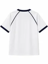 Remera blanca de manga corta con detalles en azul marino en el cuello, los puños y las costuras raglán. Cuenta con un pequeño estampado frontal ovalado con la inscripción "Time to Stay".