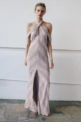 Vestido largo de viscosa con estampado de rayas diagonales florales, cuello halter ajustable con botones y escote en V. Cuenta con tirantes dobles, forro interior y cierre trasero con cremallera oculta.