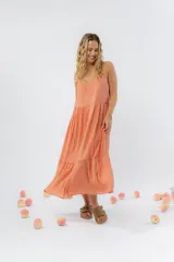 Vestido midi de corte amplio con breteles finos y escote en V. Confeccionado en gasa de algodón con textura, presenta un diseño escalonado con vuelo en el ruedo.