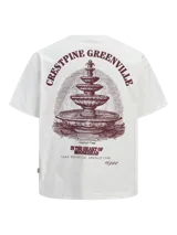 Remera de manga corta y cuello redondo, color blanco, de calce holgado. Presenta un pequeño estampado en el pecho.