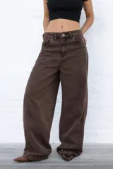 Jean marrón de corte holgado, tiro medio y estilo "baggy".