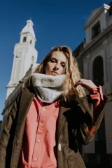 Cuello de corderito color crema con exterior de cuero dorado brillante.