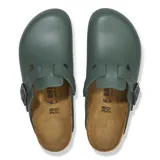 Zueco tipo mule de diseño ergonómico en color verde, con correa ajustable mediante hebilla metálica negra y plantilla de corcho natural.