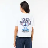 Camiseta blanca de manga corta con cuello redondo y corte estándar. Presenta un estampado pequeño en el pecho con el texto 'Cute Trouble Stitch 626' y una ilustración del personaje Stitch.