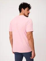 Remera de manga corta color azul, con cuello redondo y diseño clásico, confeccionada con un pequeño logo bordado en el pecho.