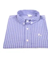 Camisa celeste a cuadros blancos, de manga corta, con cuello abotonado y bolsillo en el pecho con logo bordado.