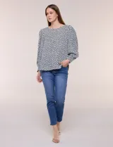 Blusa de manga larga abullonada con estampa geométrica en blanco y negro, escote redondo y puños anchos.