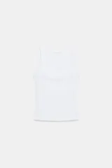 Musculosa de algodón fit entallado con escote redondo y diseño liso.