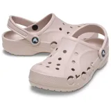 Zueco Crocs modelo Baya, color gris claro, con diseño ergonómico, perforaciones para ventilación y logo de la marca en el lateral. Cuenta con correa pivotante en el talón.