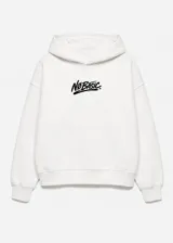 Hoodie oversize color blanco con capucha y bolsillo canguro frontal, con el logotipo de la marca "No Basic" estampado en el pecho en color negro.
