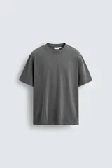 Camiseta de corte regular confeccionada en tejido de algodón compacto, con cuello redondo y manga corta.