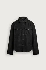 Sobrecamisa relaxed fit de cuero sintético negro, con cuello solapa, manga larga con puño abotonado, bolsillos frontales con solapa y cierre delantero de botones metálicos.
