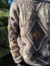 Sweater de lana azul marino con diseño geométrico en blanco.