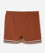 Bermuda masculina de tejido jacquard color terracota, con cintura elástica, cordón de ajuste y detalle de rayas horizontales en el ruedo.