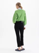 Pantalón de jean negro de corte recto y tiro alto, con diseño cropped y costuras verticales decorativas en el frente.