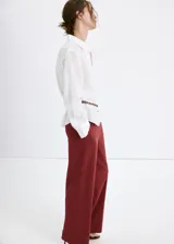 Pantalón largo de corte recto y holgado color bordó, con cintura ajustable mediante elástico y lazo, y bolsillos laterales.