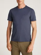 Remera de algodón orgánico con cuello redondo y manga corta. Presenta un diseño minimalista con un pequeño logo de Calvin Klein bordado en el pecho.