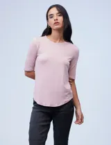 Remera negra de modal con cuello redondo y mangas 3/4.