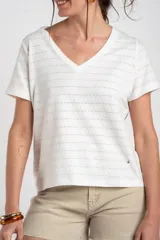 Remera blanca de manga corta y cuello en V, con textura sutil en el tejido de algodón y elastano.