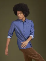 Camisa azul de manga larga con bolsillo en el pecho.