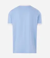 Remera de algodón color celeste con cuello redondo y bordes de mangas en color blanco. Presenta diseño de rayas dobles blancas en los hombros y mangas.