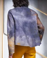 Buzo de lana merino afieltrada color gris con teñido artesanal tie dye en forma de luna. Cuello alto cruzado y aberturas laterales.