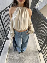 Pantalón de jean celeste con diseño de pinzas frontales y pernera amplia.